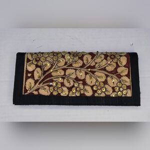 Elegant Floral Embroidered Wallet in Black and Gold